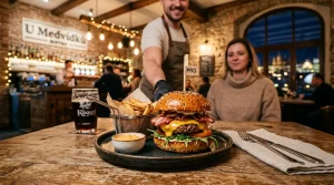 Nejlepší burgrárna v Praze - šťavnatý burger s rozteklým čedarem a hranolkami